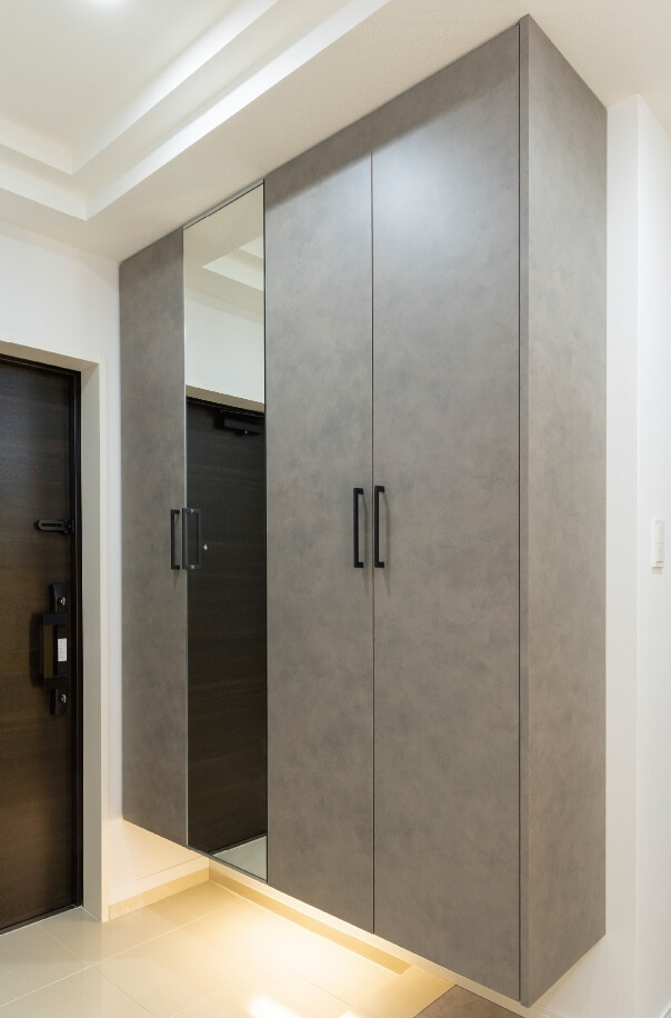 収納豊富な姿鏡付き大型下足入れ