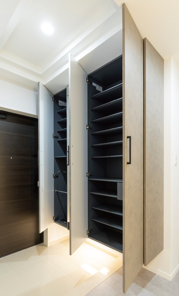 収納豊富な姿鏡付き大型下足入れ