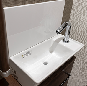 トイレ手洗器を自動水栓に変更